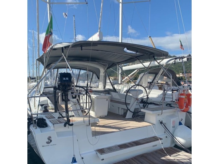 Sailboat to hire Cannigione at the best price