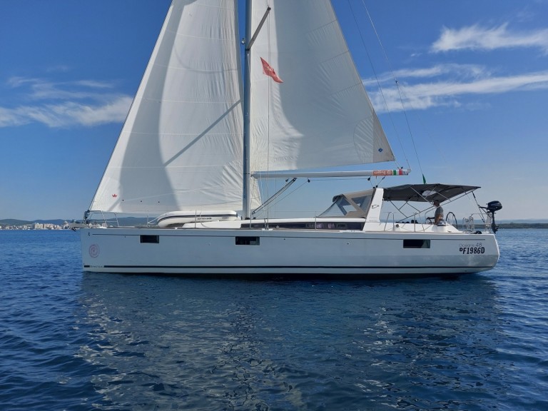 Hire a Bénéteau Oceanis 48 Puntone