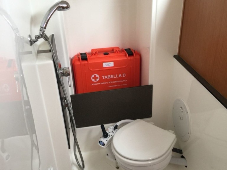 Charter a Bavaria Bavaria 33 Cruiser in Puntone on Samboat