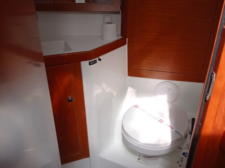 Charter a Bénéteau Oceanis 45 in Puntone on Samboat