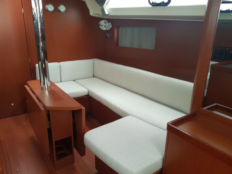 Yacht charter Puntone - Bénéteau Oceanis 41.1 on SamBoat