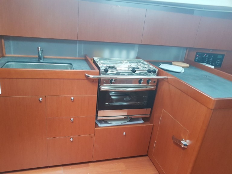 Hire a Bénéteau Oceanis 41.1 Puntone