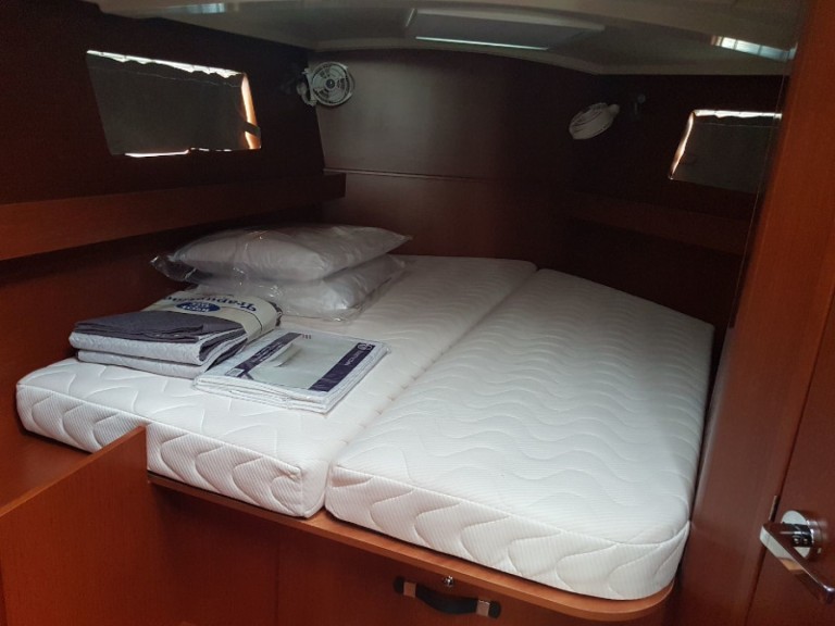 Charter a Bénéteau Oceanis 41.1 in Puntone on Samboat