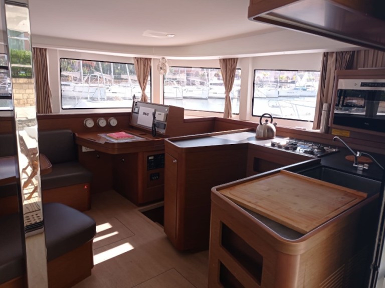 Hire Catamaran Lagoon with a boat licence