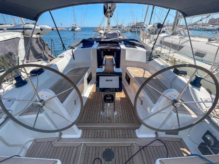 Sailboat hire in Hyères - 9 HANSE 348