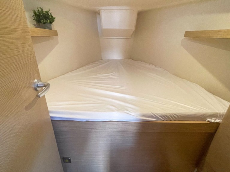 Charter a 9 HANSE 348 in Hyères on Samboat