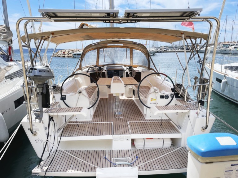 Yacht hire Hyères cheap Dufour 382