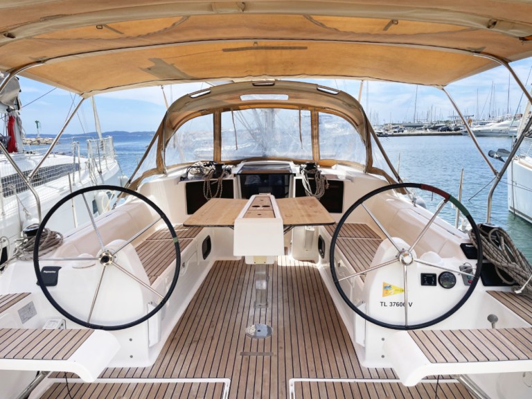 Sailboat hire in Hyères - Dufour Dufour 382