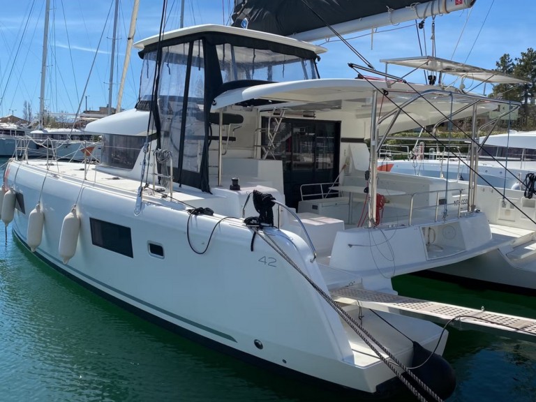 Catamaran to hire Lávrio at the best price