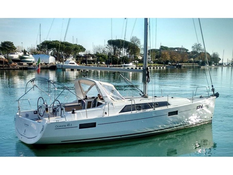Sailboat hire in Bocca di Magra - Bénéteau Oceanis 41.1