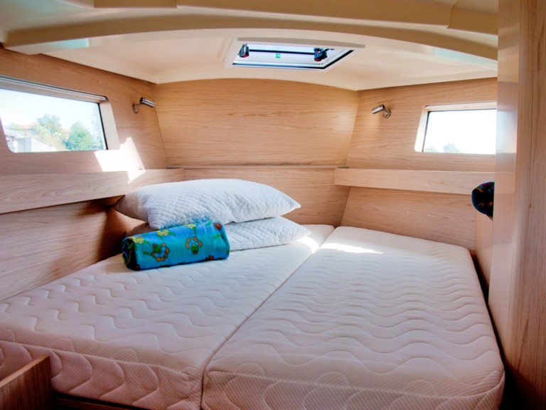 Charter a Bénéteau Oceanis 41.1 in Bocca di Magra on Samboat