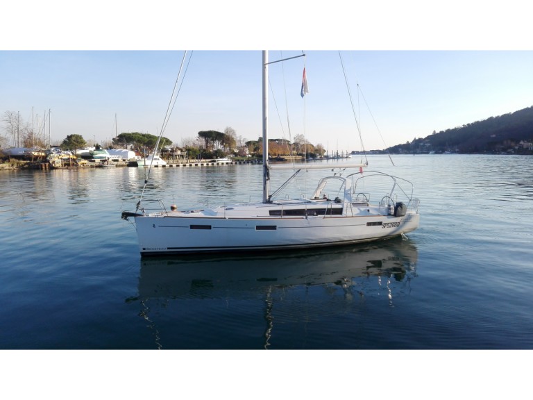 Hire a Bénéteau Oceanis 41.1 Bocca di Magra