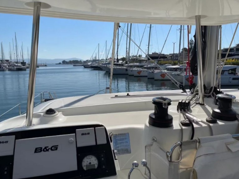 Catamaran to hire Lávrio at the best price