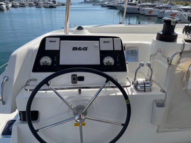 Yacht charter Lávrio - Lagoon Lagoon 42 on SamBoat