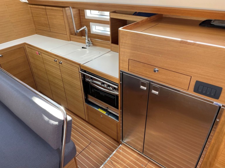 Sailboat hire in Pula - Elan Impression 45.1