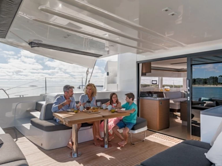 Hire Catamaran Lagoon with a boat licence
