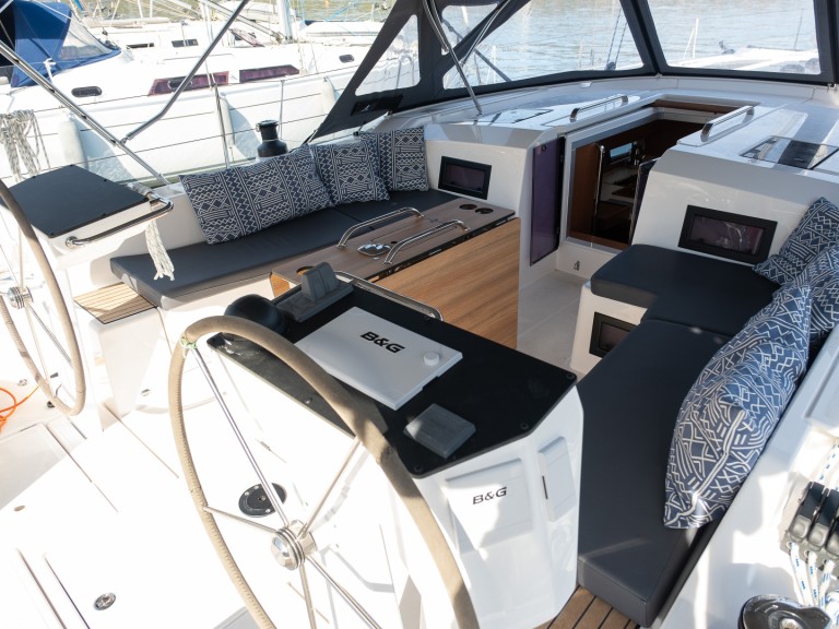 Hire Sailboat Bavaria with a boat licence