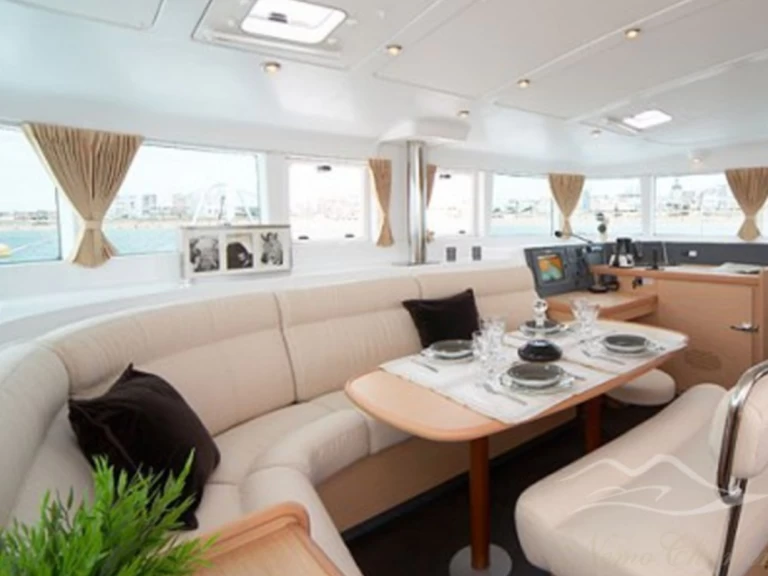 Hire Catamaran Lagoon with a boat licence