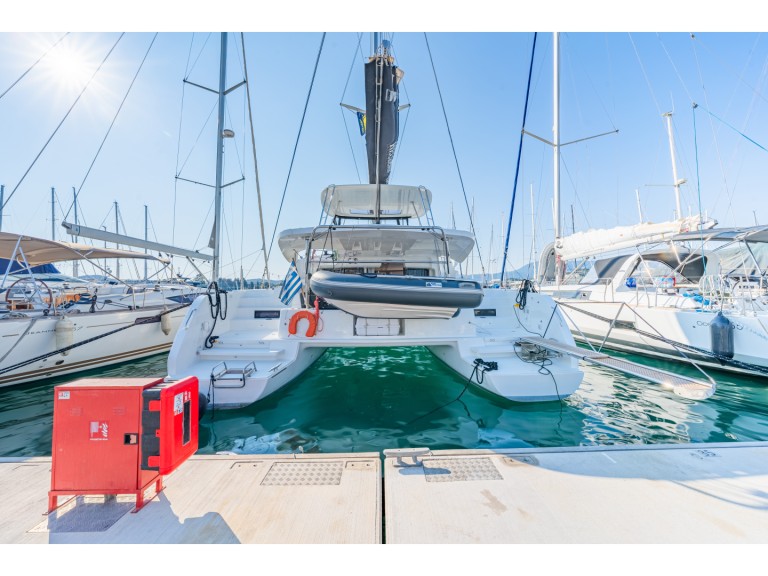 Hire Catamaran Lagoon with a boat licence