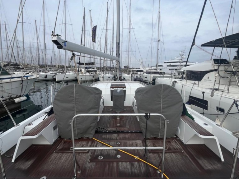 Sailboat to hire Lávrio at the best price