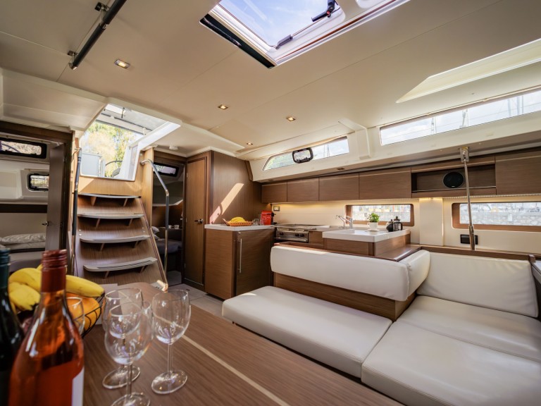 Sailboat hire in Alimos - Bénéteau Oceanis 51.1