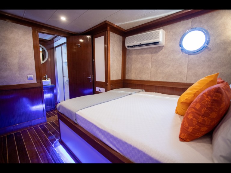 Yacht hire Marmaris cheap QUEEN OF RTT