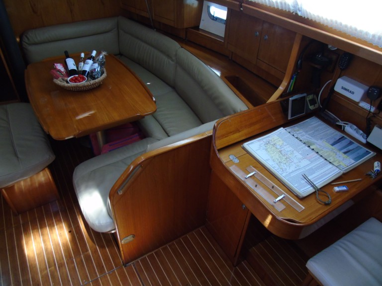 Hire Sailboat Jeanneau with a boat licence