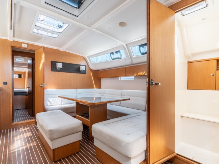 Hire Sailboat Bavaria with a boat licence
