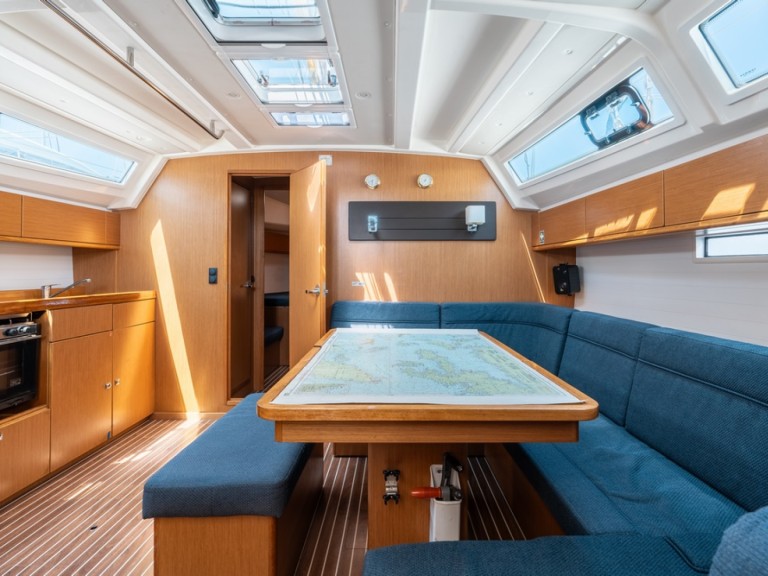 Hire Sailboat Bavaria with a boat licence
