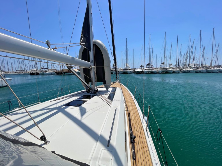 Sailboat to hire Alimos at the best price