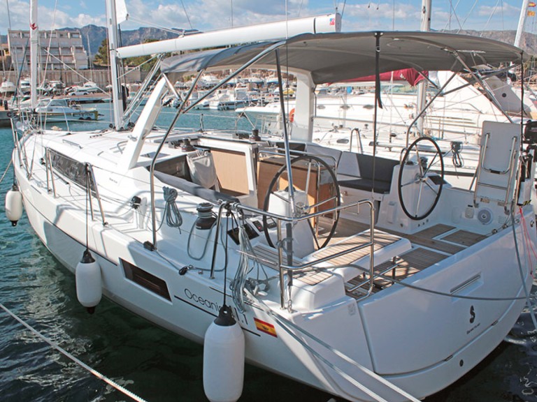 Charter a Bénéteau Oceanis 41.1 in Palma de Mallorca on Samboat