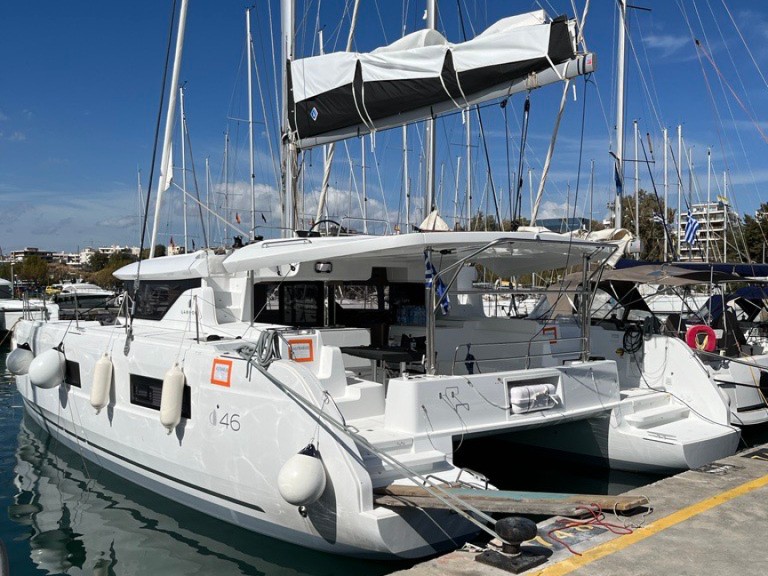 Hire Catamaran Lagoon with a boat licence