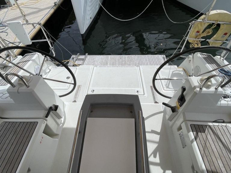 Charter a Bénéteau Oceanis 41.1 in Ibiza Town on Samboat