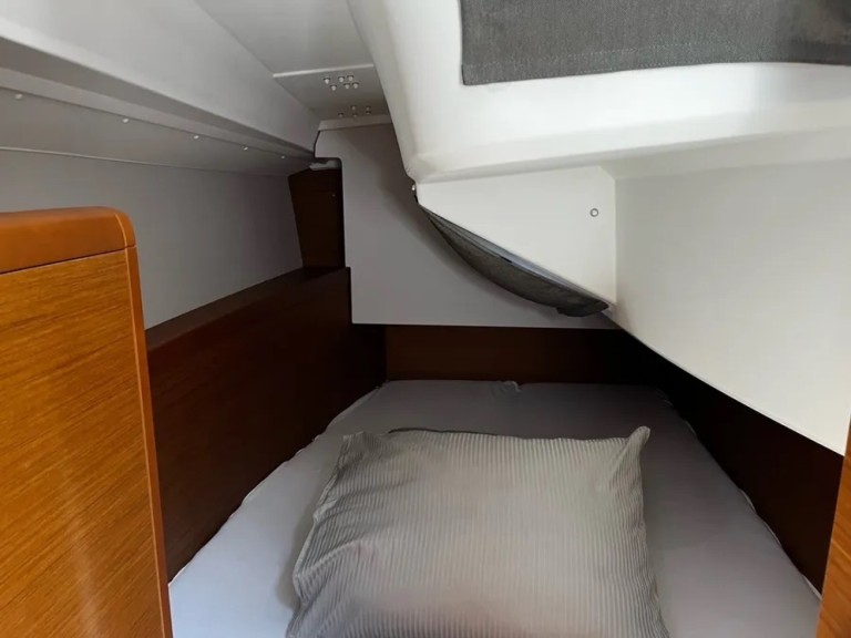 Hire a Jeanneau Sun Odyssey 349 Pula