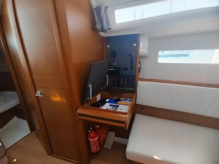 Hire Sailboat with or without skipper Jeanneau Pula