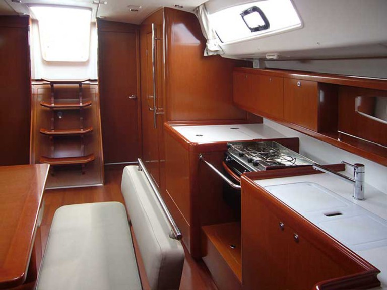 Charter a Bénéteau Oceanis 43 in Porto on Samboat