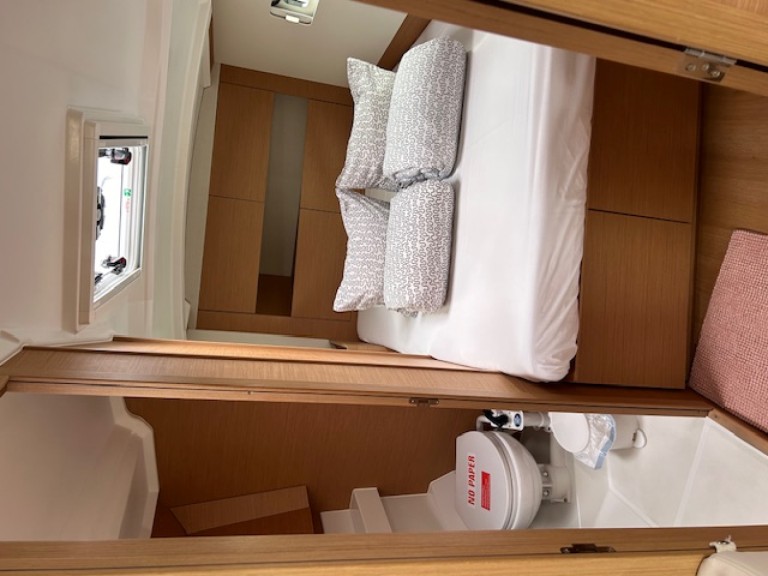Charter a Jeanneau Sun Odyssey 410 in Palma de Mallorca on Samboat