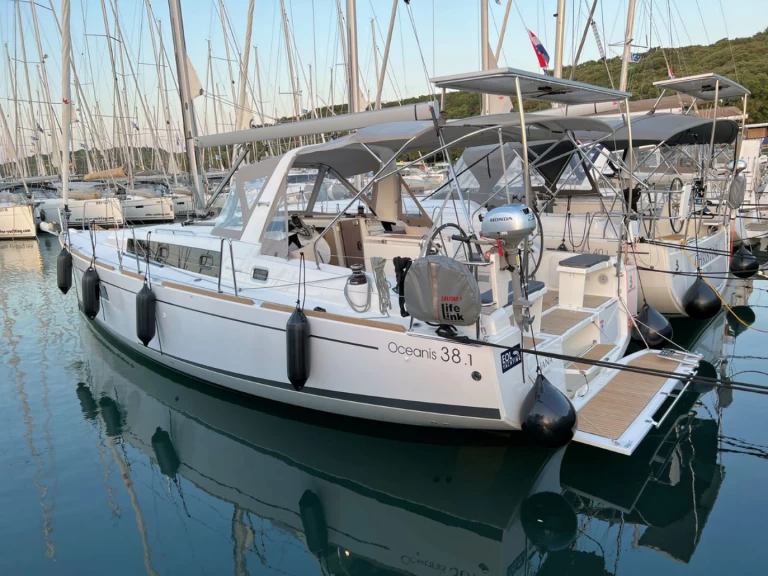 Yacht hire Pula cheap Oceanis 38.1