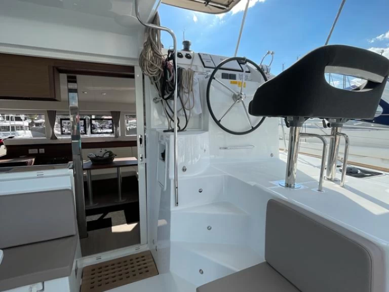 Catamaran to hire Deme of Volos at the best price