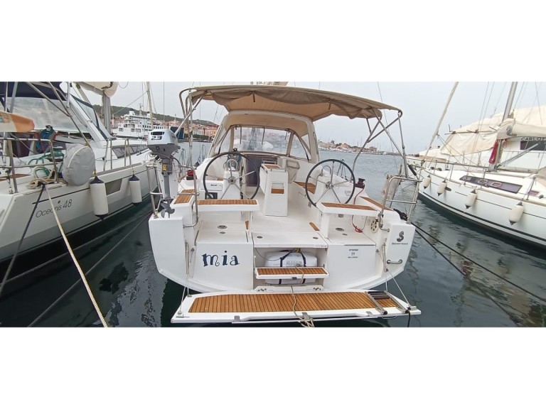 Hire a Bénéteau Oceanis 35.1 Carloforte