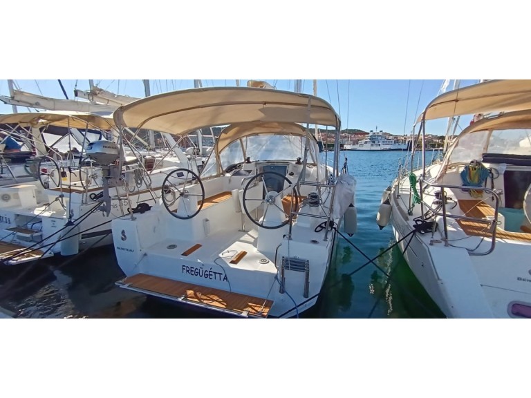 Yacht hire Carloforte cheap Oceanis 30.1