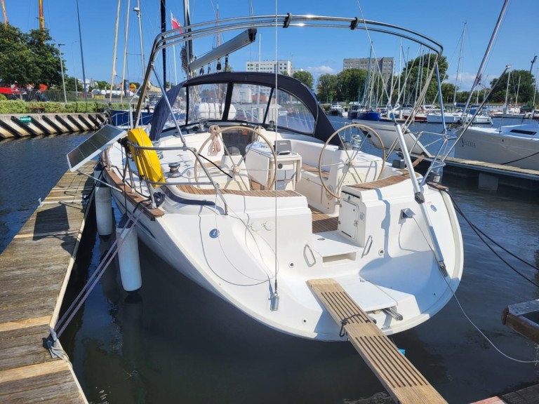Sailboat to hire Kołobrzeg at the best price