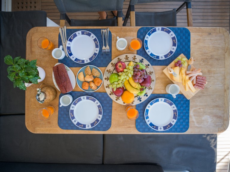 Charter a Lagoon Lagoon 40 in Alimos on Samboat