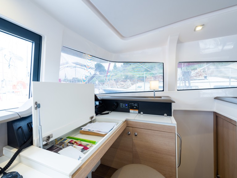 Charter a Bali Bali 4.1 in Néa Péramos on Samboat