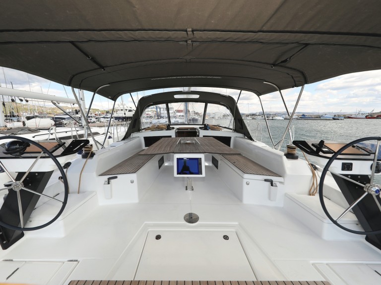 Sailboat hire in Primošten - Dufour Dufour 470