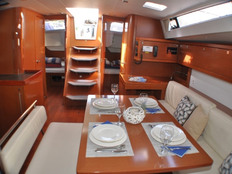 Hire a Bénéteau Oceanis 48 Primošten