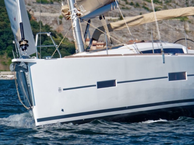 Sailboat to hire Arzon at the best price