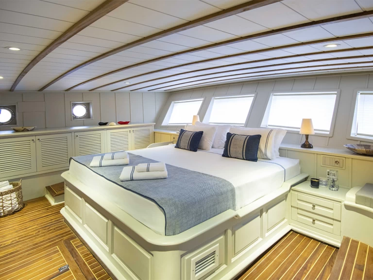 Hire Sailboat Custom Made with a boat licence