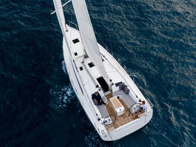 Sailboat hire in Saint-Quay-Portrieux - Bénéteau Oceanis 40.1