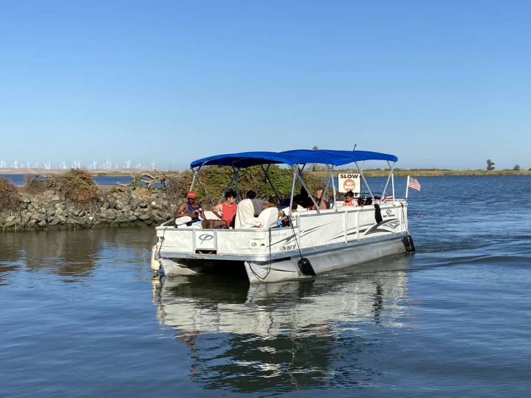 Motorboat hire in Discovery Bay - Crest XRS II LE